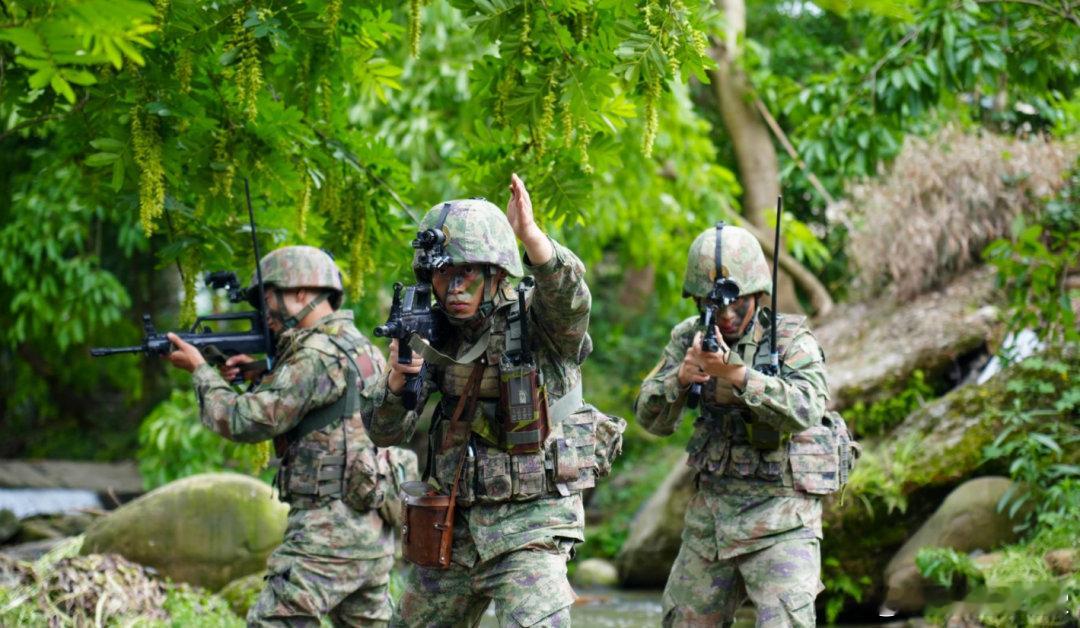 感觉装备有点乱[捂脸哭]77集团军某旅组织侦察分队在陌生地域，开展跨昼夜侦察渗透演