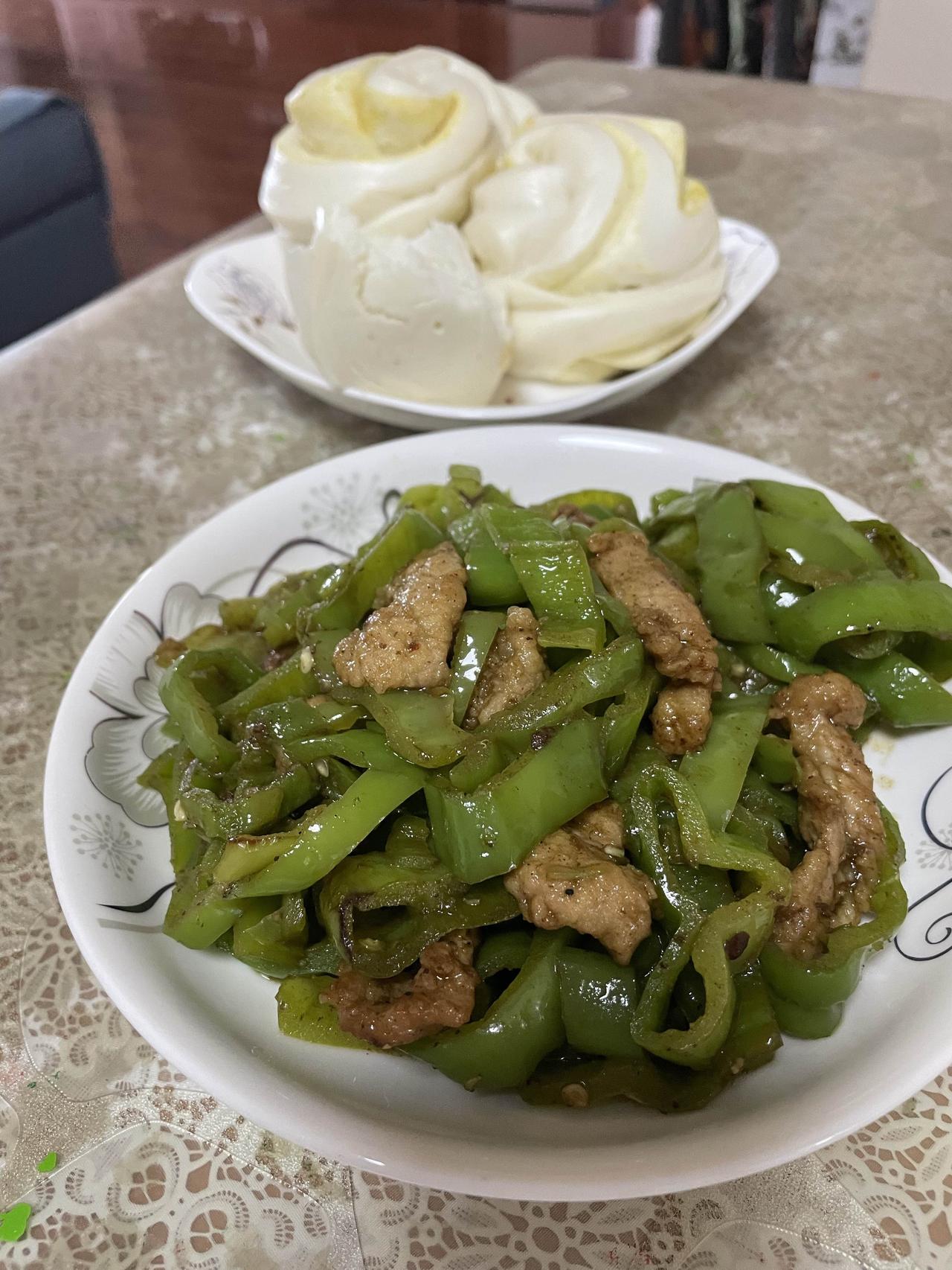 秋日生活打卡季自己做的炒青椒，我特别喜欢吃这道菜，感觉很下饭！