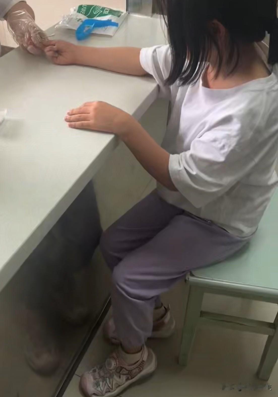 早上八点带小闺女去了趟医院，验了血，检查呼吸系统，说左侧胸呼吸有啰音。验血结
