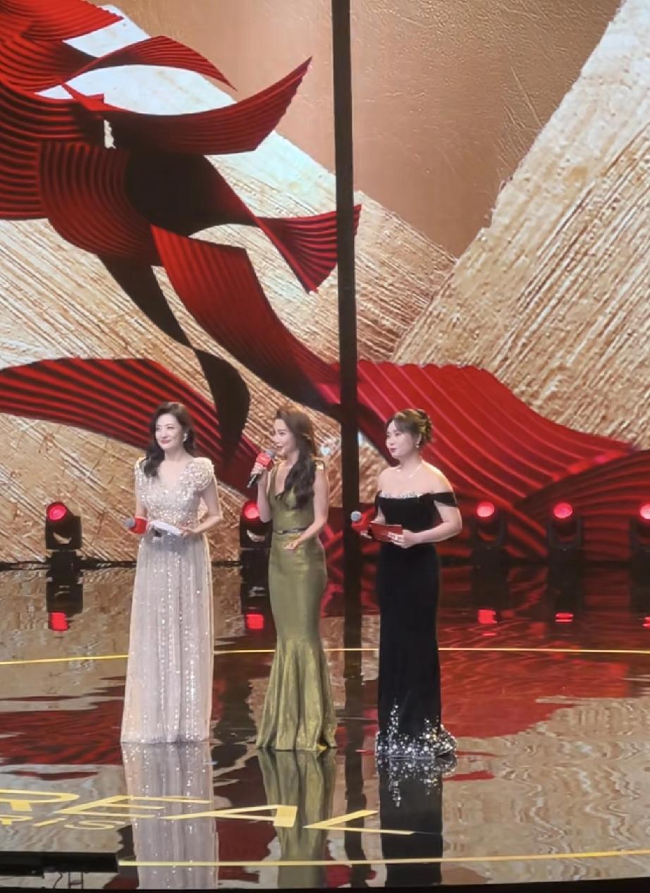 周涛、李冰冰、李雪琴同框说明，女性年龄大了都是豆腐渣，只能远看，不能近看！2