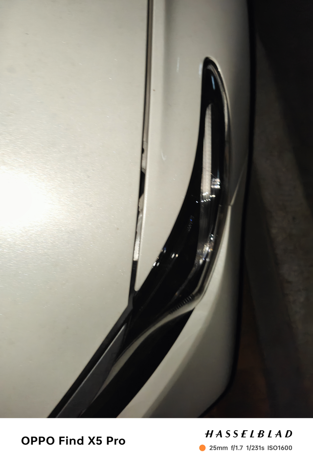 机盖缝隙大这机盖两边叶子板缝隙很大，调了橡胶垫还是没有变化，感觉机盖偏小规格不