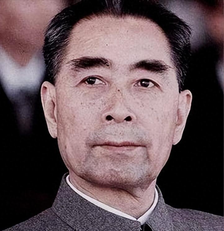 1975年7月，一个已经瘦到只剩30公斤的人，在病房里换掉了医院的病号服，走出去