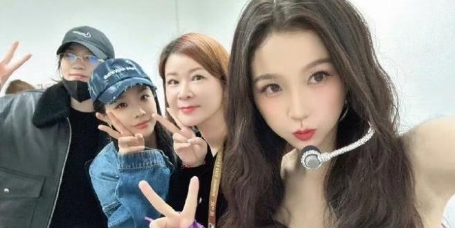 虞书欣还真的签给了乐华虞书欣生日会，乐华娱乐CEO杜华现场支持，还有时代峰峻的