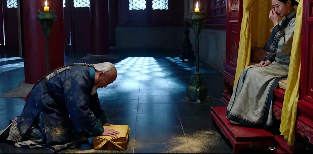 左宗棠平定新疆回京，慈禧屏退旁人低声问：“那人还在吗？”左宗棠愣了一瞬，慢慢叩首