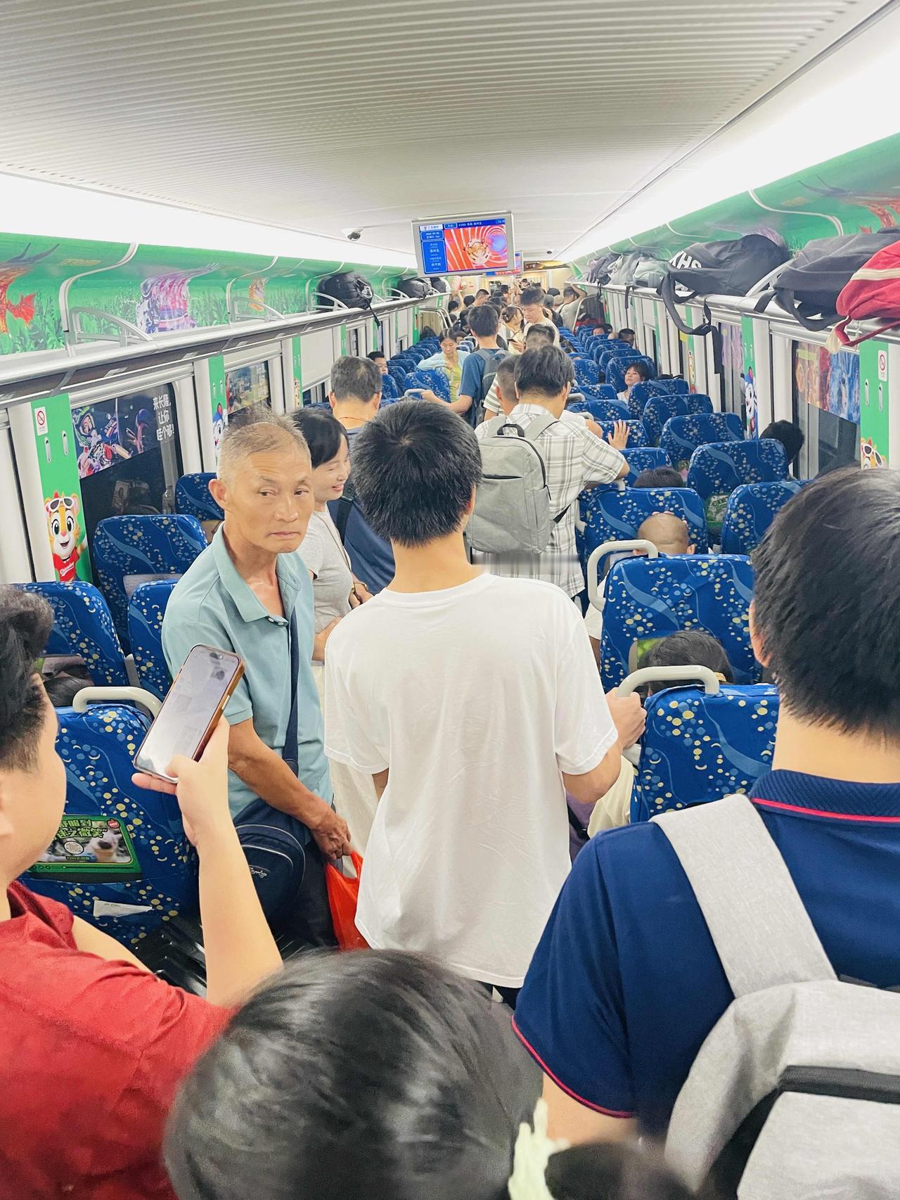 周末西平西站属实离谱！广东城轨一到周日人挤人。莞惠跨城出游、广州过来觅食的