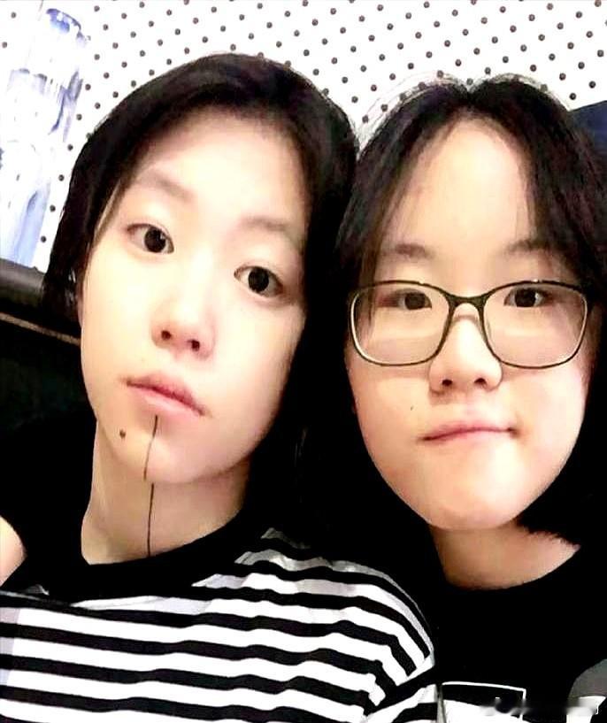 管他上一代爱恨纠葛，窦靖童对妹妹窦佳嫄是真的好。窦佳嫄管亲爹叫“老窦”，两年没