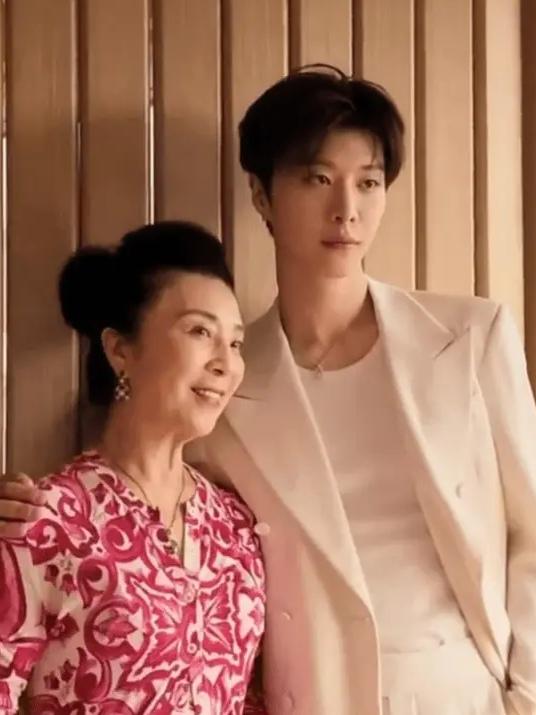 范丞丞妈妈：老来得子，71岁气质仍在线印象中，范冰冰常晒和妈妈的合照，那时候