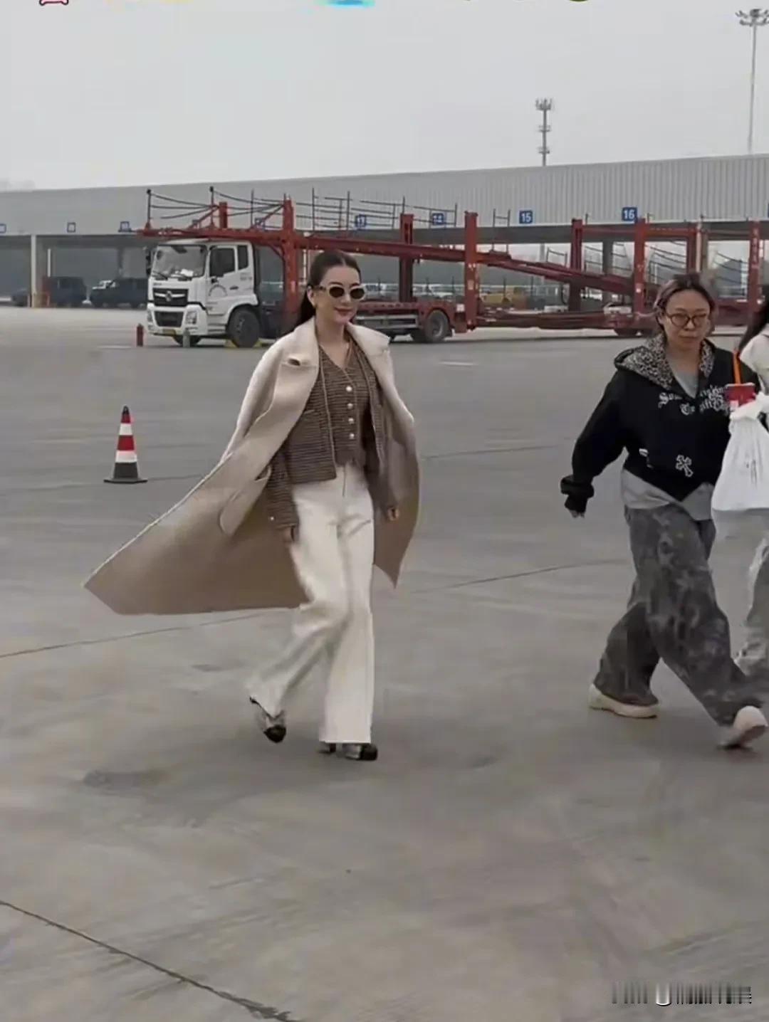 方媛现在是真的火了，从备受质疑到全网祝福，这反差感真是绝了。她三胎后，商演显著