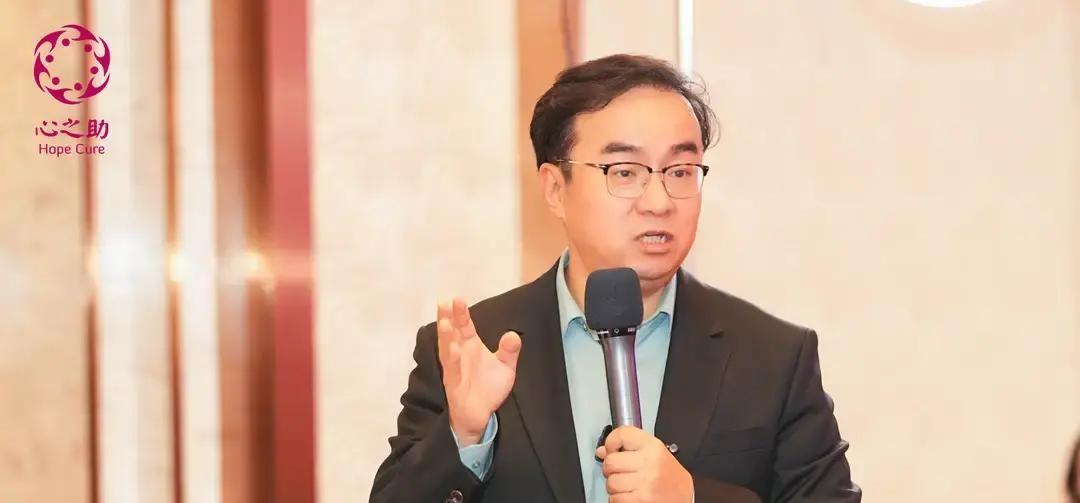 很多女人半夜躲在被窝里哭得眼睛红肿，死活想不明白一件事外面那个女人明明长得普