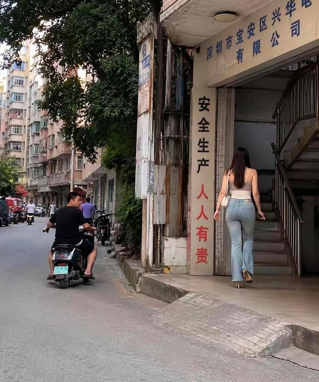 老哥也是个实诚人，小心前面撞上了[捂脸哭][捂脸哭]