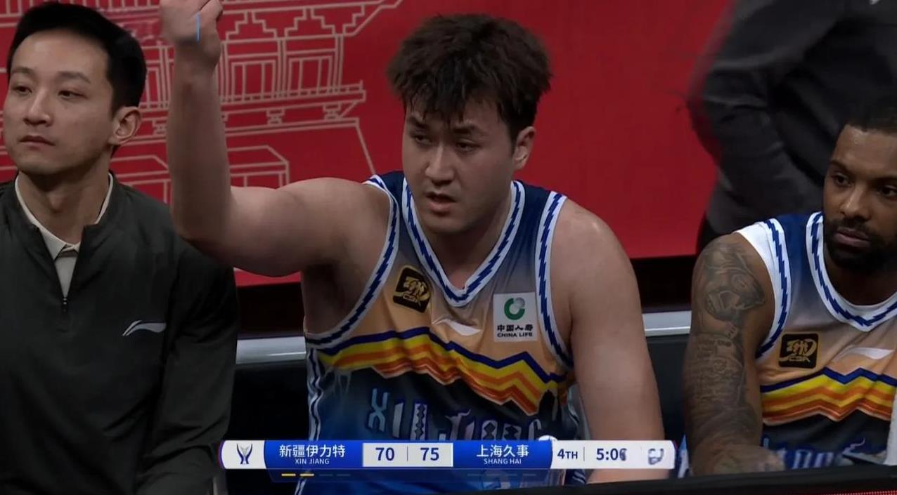 <em>艾孜买提</em>有失风度，输不起了吧，打上海被犯满离场，他坐在替补席竟朝着场内竖中指，赛