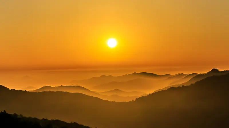 上联“月落西山大地暗”，短短七字勾勒出一幅绝美的暮色画面。我也来凑个热闹，对个下