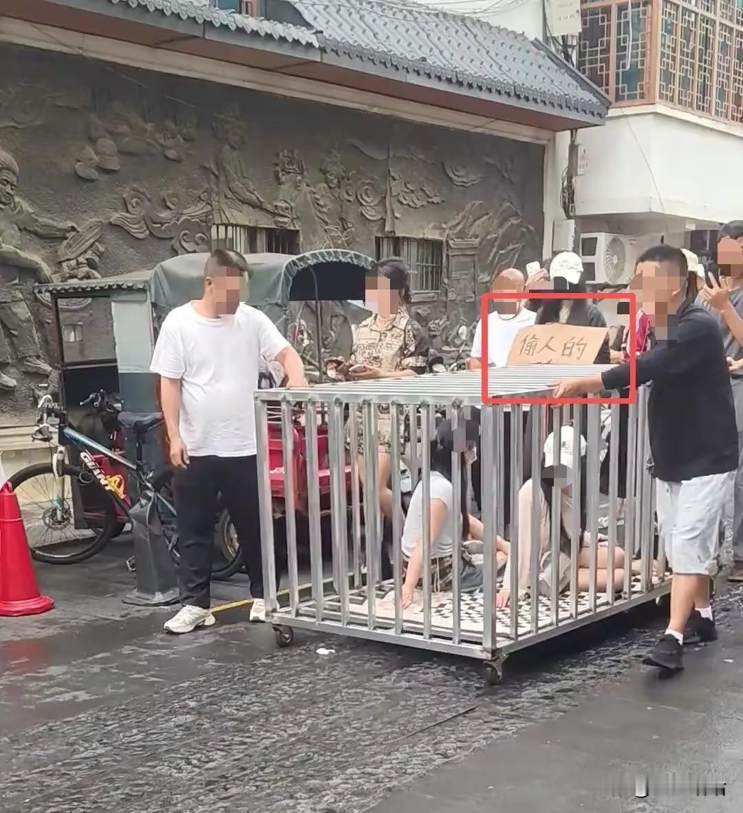 毫无底线，必须整治了网传，湖南岳阳一街头，两名女子戴着口罩被关进笼子里，