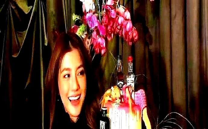 吴千语在横店分了一块蛋糕，张馨月把钻戒拍出了银河系。一个拍戏没停，一个飞机落地