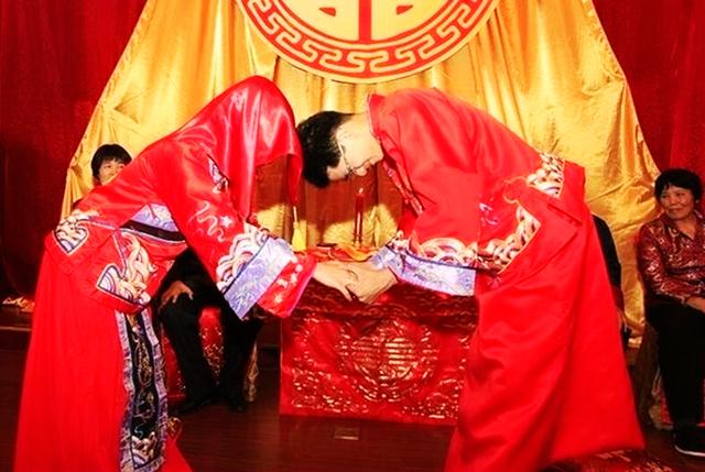 妻子生下双胞胎, 老公太激动, 给孩子起的名字把医生逗笑了