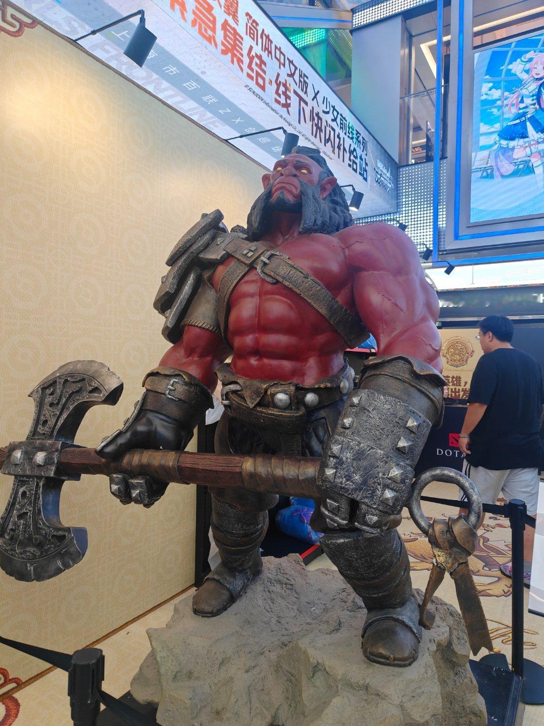 某deadgame快闪，为迎接上海国际邀请赛特别展出了2012年ig的冠军盾，