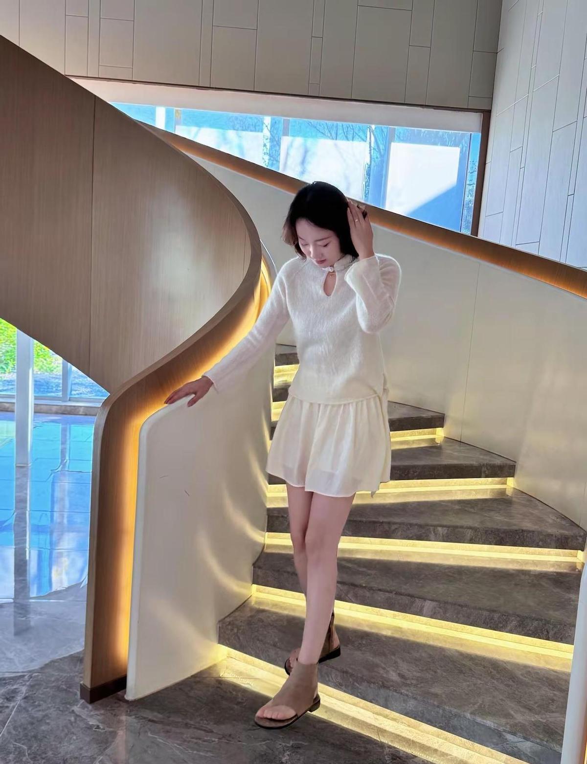 白毛衣，立领，不吵不闹，却让人多看两眼。不是所有暖和都叫舒服，这身是裹在云里走