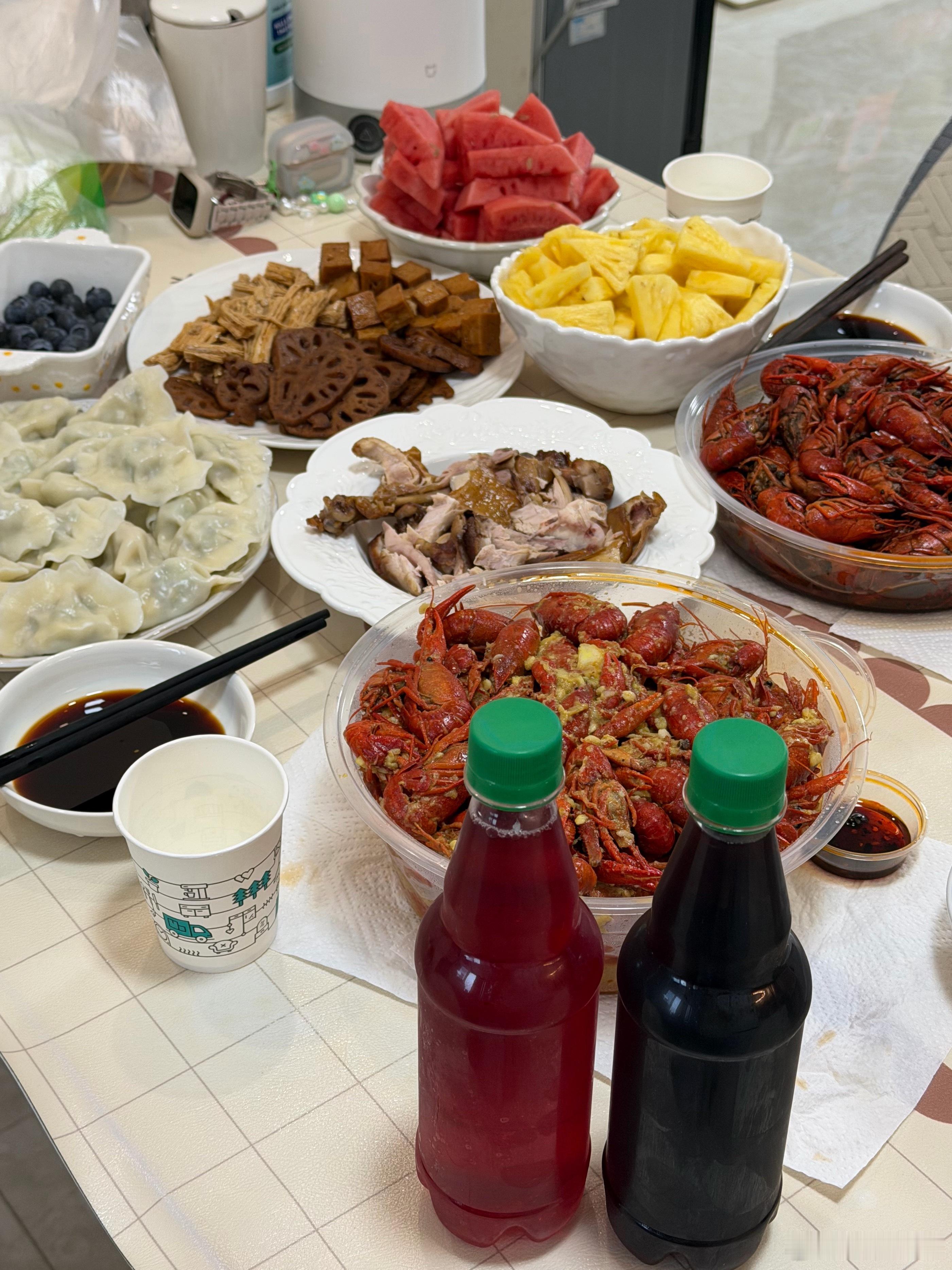 今日晚餐：小龙虾、烧鸡、水饺、果啤