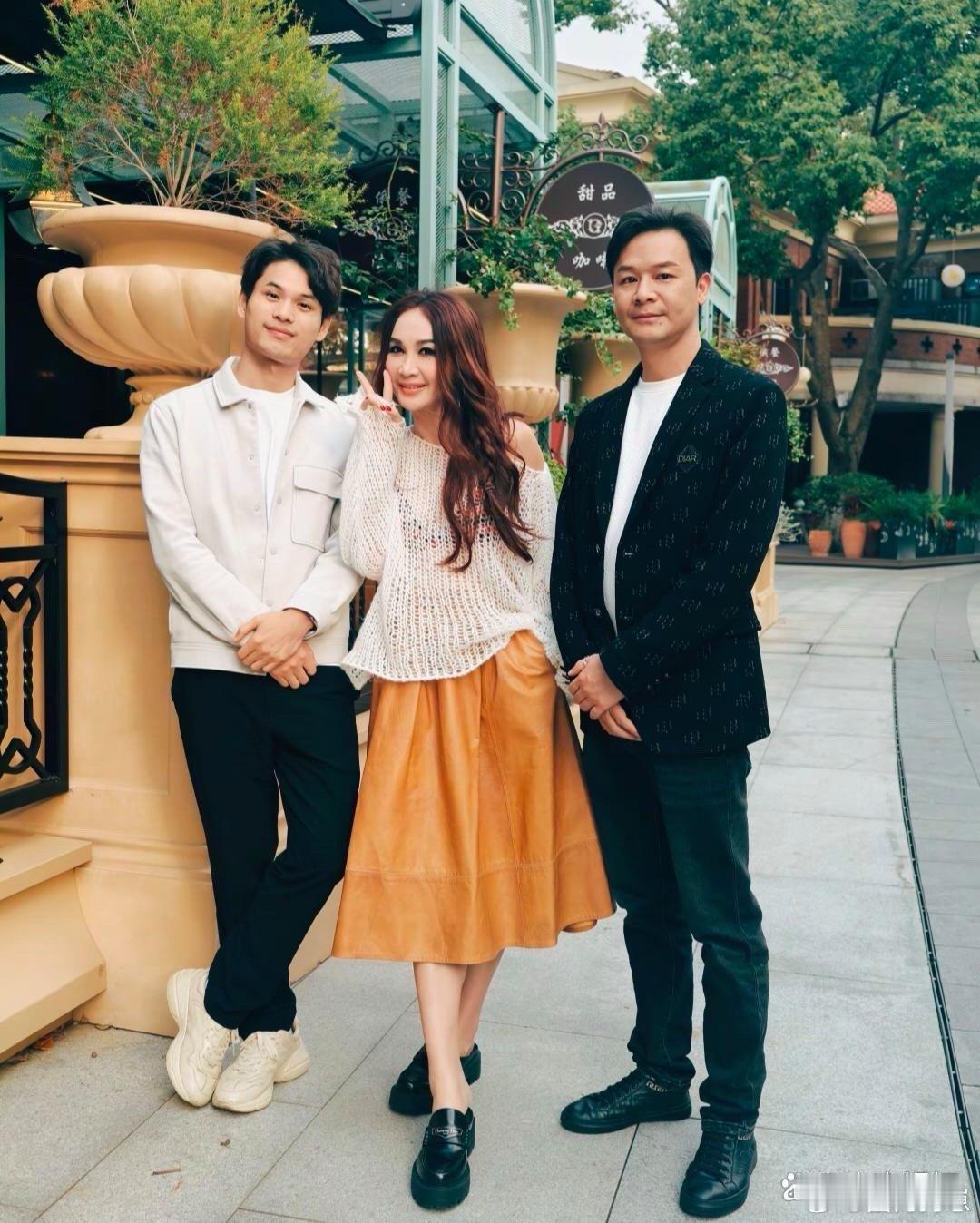 59岁温碧霞在甜品店外被偶遇，她身着裙子、留着波浪卷发，不仅身材苗条，还透着满满