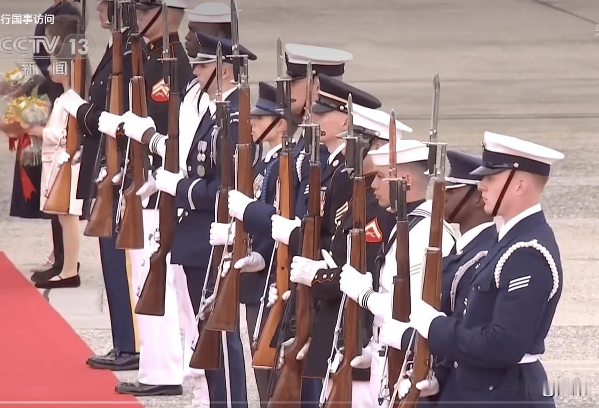 美国这个最高规格仪仗队，海陆空陆战队各个军种各穿各的，身高各论各的，礼宾枪也各拿