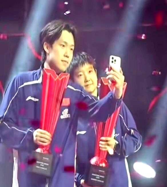 手机怼到面前，孙颖莎偏不接。“你来拍！”王楚钦往后躲：“你拍！为啥让我拍？