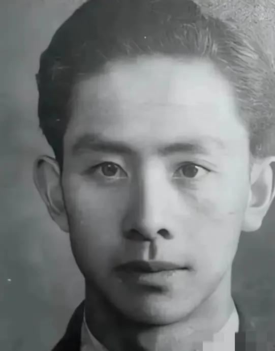 1948年，一位共产党员被捕，为了保命，他主动交代了一份12人的名单。特务们大喜