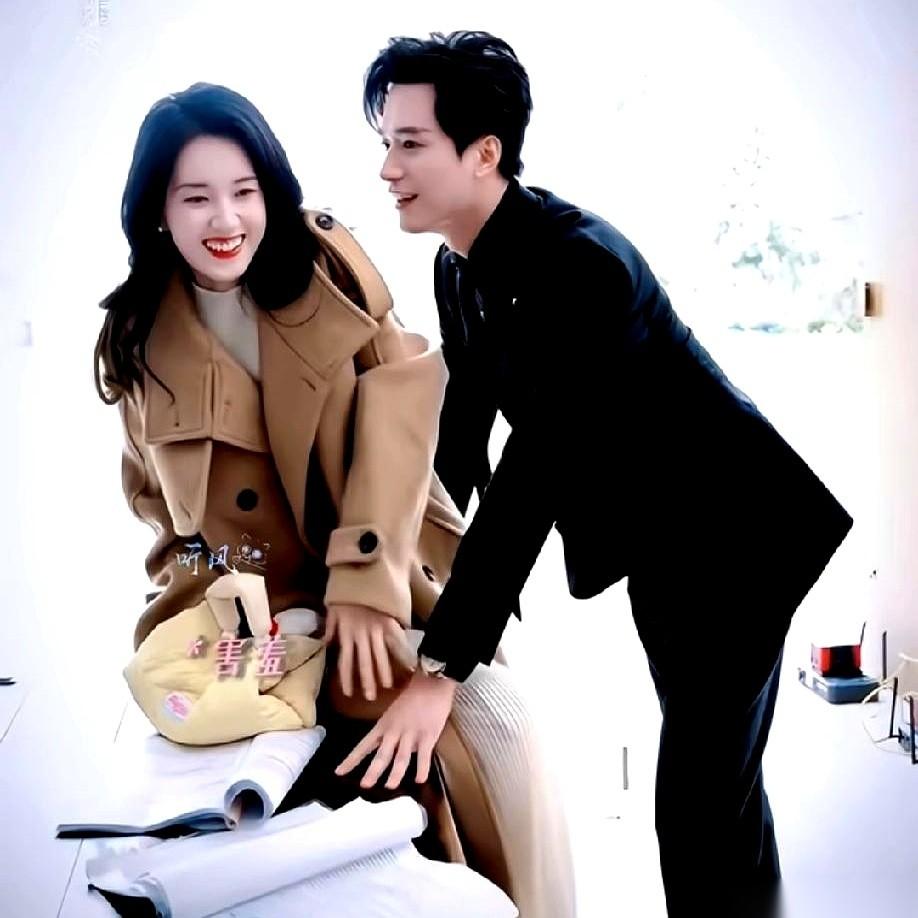 《流星》片场，郭宇欣手里的暖手宝“啪嗒”一下掉在地上，她自己还没弯腰。旁边一只