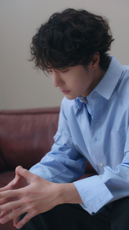 王一博驰骋春日穿搭赛道春夏穿搭无需繁复堆砌，王一博以清爽舒适的鞋款打造满分造型