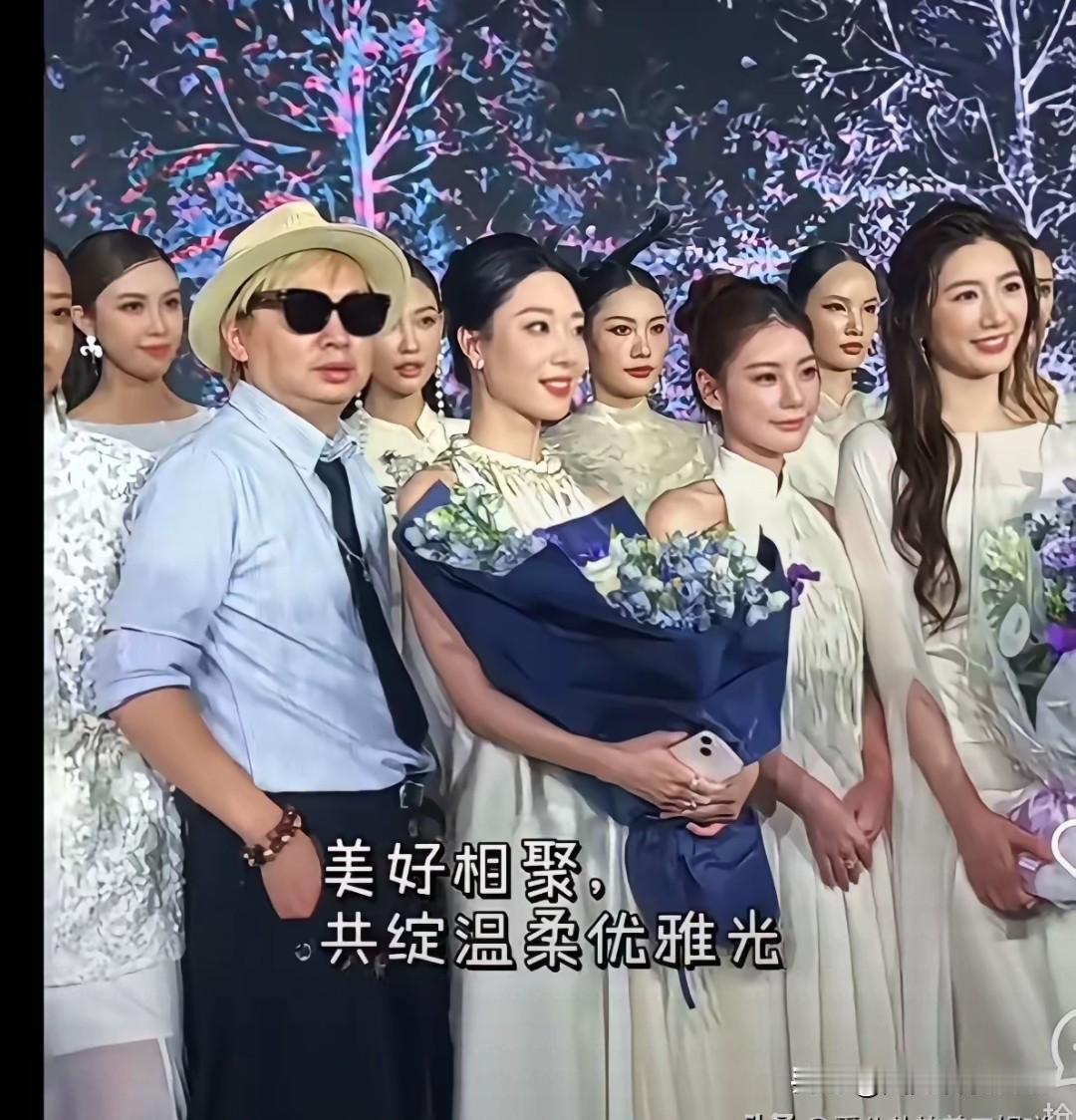 马筱梅参加北京国际时装走秀活动，照片被爆出来。在照片中马筱梅和