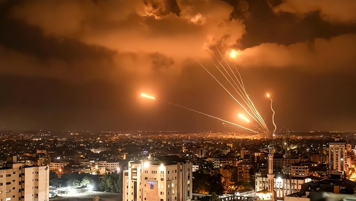 导弹刚在伊朗上空划过去，市场就先给出反应了：美股一阵猛跌，加密货币爆仓，黄金跟着