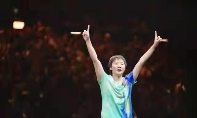 完美！中国大满贯王曼昱成功卫冕最开心的人：1、王曼昱本人：顶住压力，不负众望，