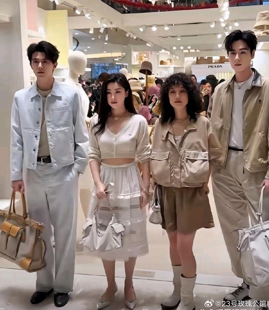 马伊俐和朱珠出席活动。马伊俐变化太大了，完全认不出来了。