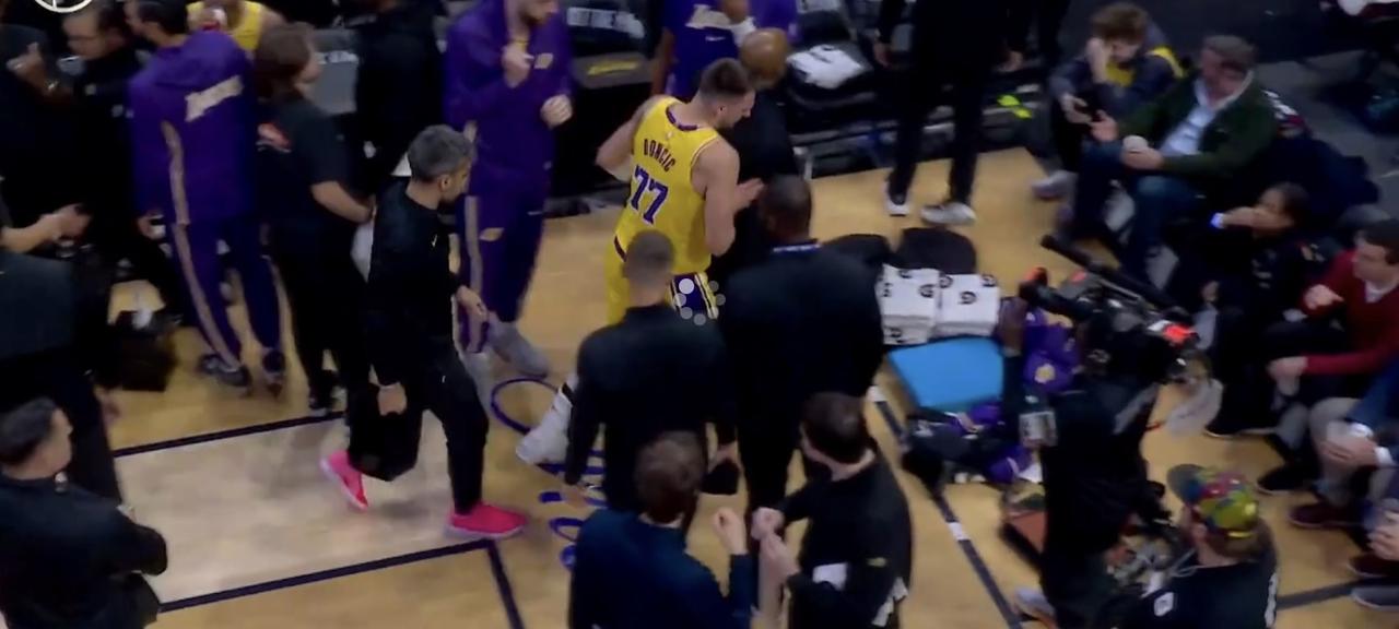 骑士这个坑人球馆，联盟真的放任不管吗？这已经不是第一次有人因为这个落差25厘米