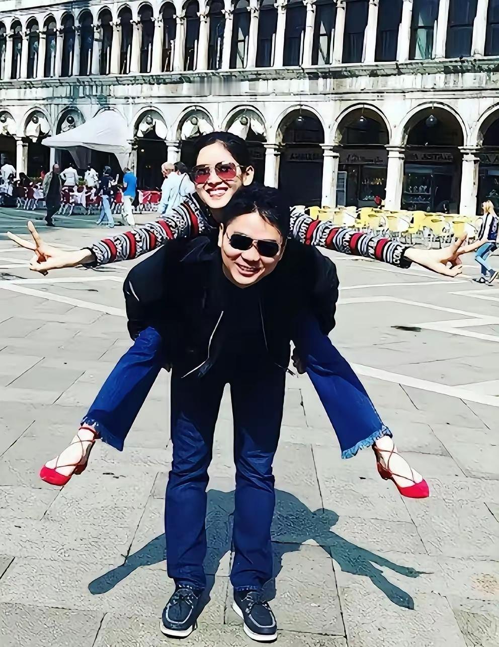 刘强东章泽天刚认识那会，东子38岁，奶茶18岁，一个清华大学校花，一个知名企业家