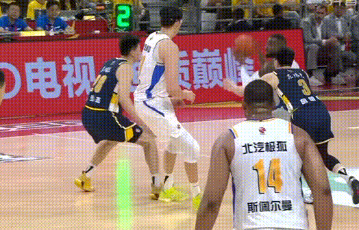 广东队半场落后9分，感觉有点难了，我只能说北京队三分神准是有原因的，咱们万年不变