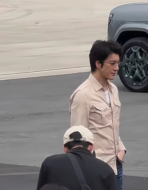 王力宏真的很自信来到比亚迪公司现场，一没有搞脸，二没有做头发，就连穿的衣服都是