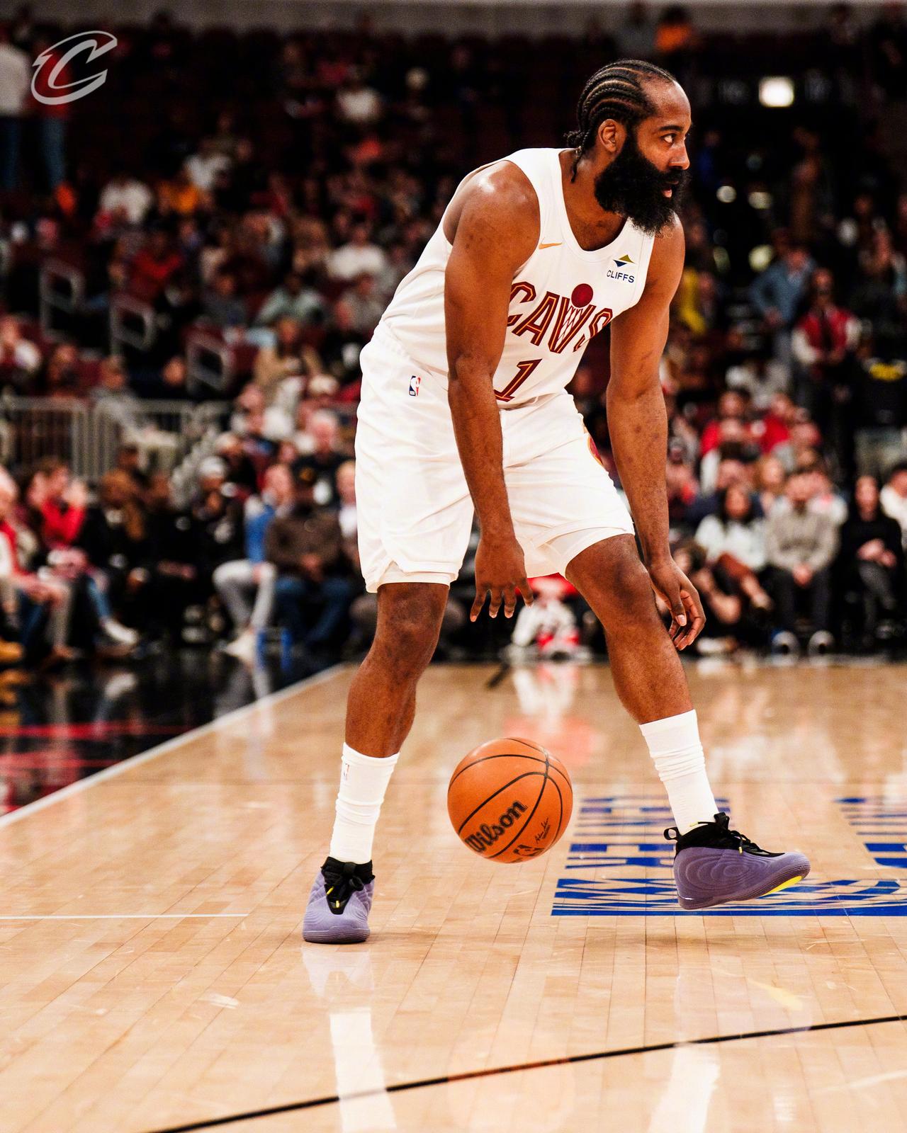 以为哈登来骑士是抱大腿的，结果打着打着哈登自己成大腿了！今天米切尔和阿伦都不在