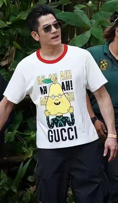 郭富城和王石都是娶了一个年龄小自己很多岁的娇妻，他俩有一个共同点就是穿着打扮在走