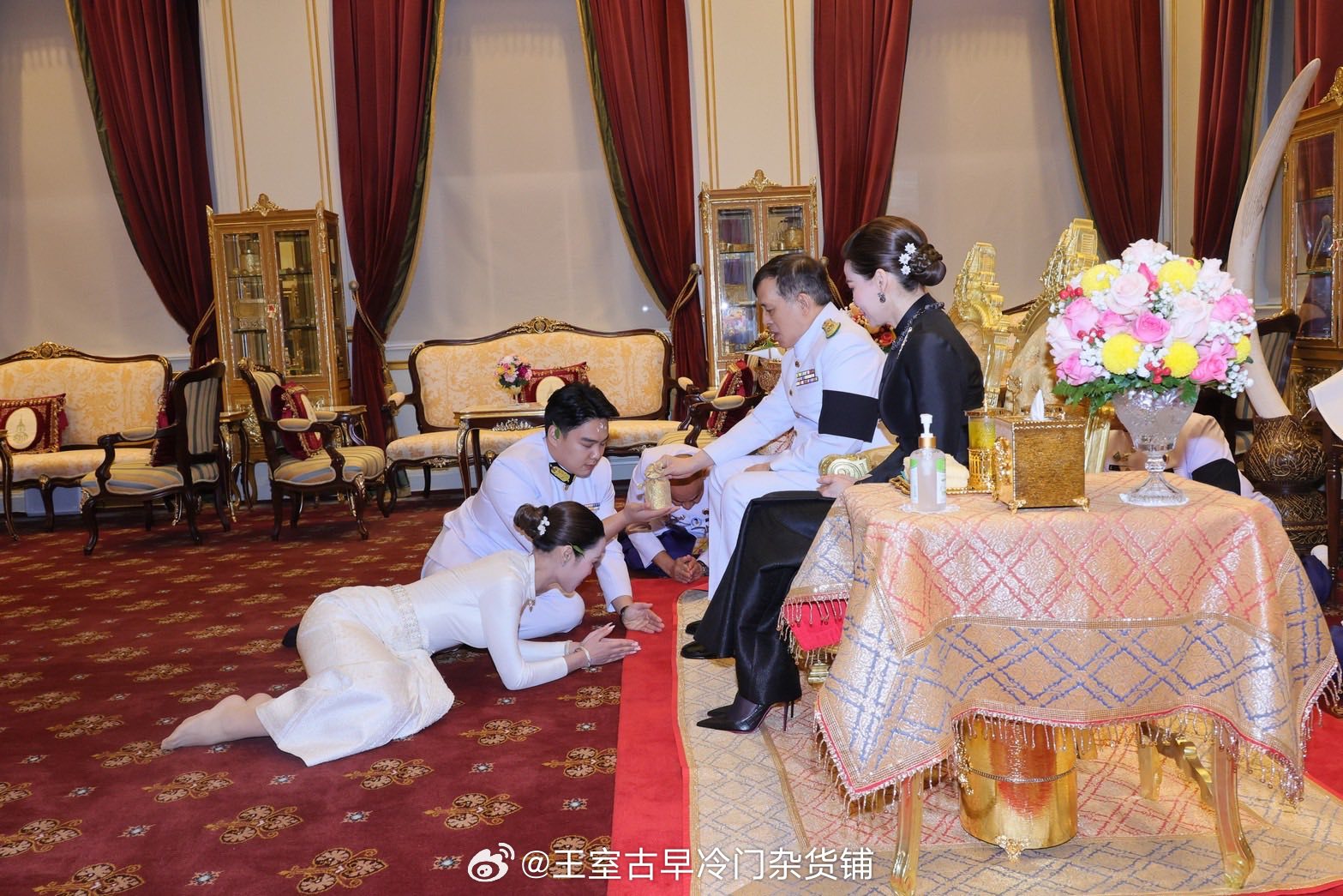王室王室泰国王室素娘娘2026年2月7日，狗哥素娘娘为一对新人主婚，新娘爹是汽