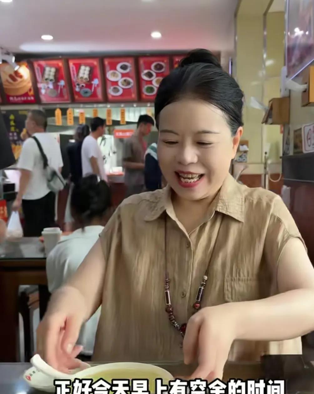 许敏老姚两口真是太恩爱了！一大早出去吃北京包子，这个视频拍的真好，可以说摄