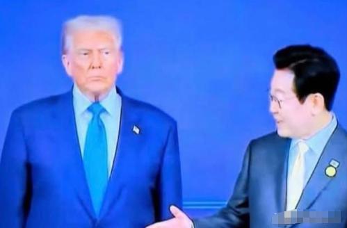 特朗普面对中日韩时候不同的表现,说明中日韩的地位不同。面对中国,特朗普满脸堆笑,