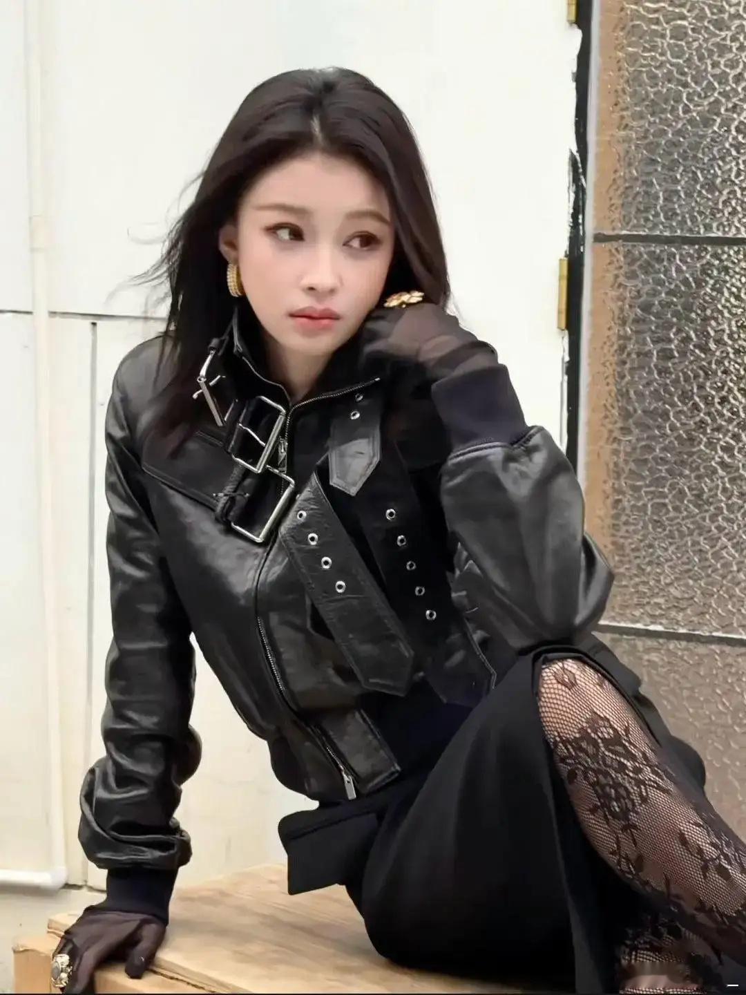 孙怡身穿短款皮衣外套搭半身裙，简直时尚感“爆棚”孙怡孙怡