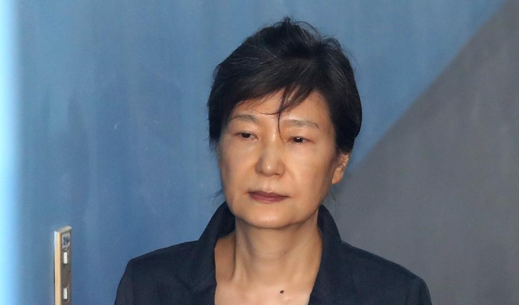 韩国政坛，真是杀疯了。尹锡悦刚被法院一审判了无期徒刑，同一天，74岁的朴槿惠养老