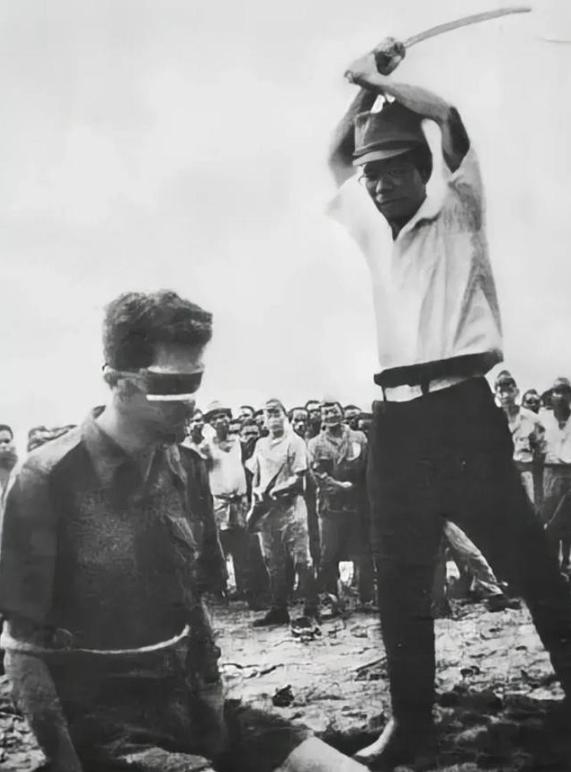 1944年，美军在日军尸体上发现了日军挥刀斩首澳大利亚陆军中士伦纳德的照片。照片