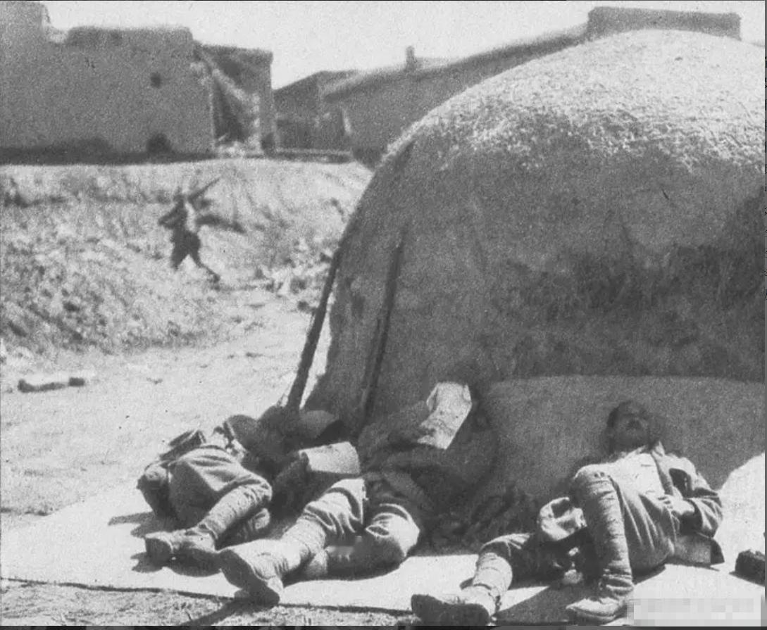 二战中的日军士兵都穿着大皮靴图中是1937年8月，日军占领宣化后，入城的大泉部