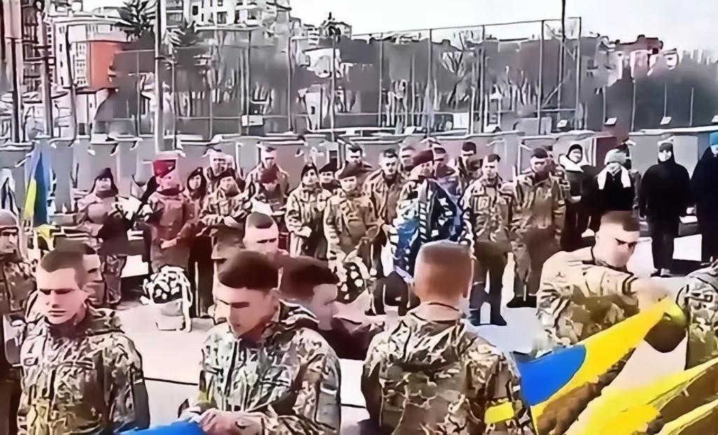 ​近9000名乌军士兵被围困在红军城。这时候他们心里会是怎样的想法？这时候他们会