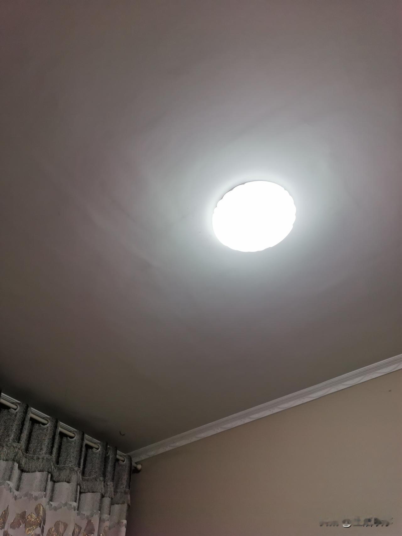 半夜11点，老公从外面醉醺醺的回来了……我在卧室，拉灭了灯，但还没有入睡。