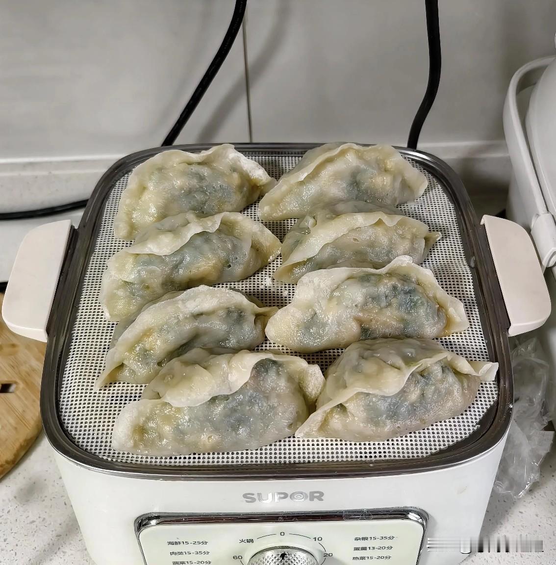 蒸饺用热水和面还是冷水和面?这事有最有发言权，因为我经常包蒸饺，而且都包的非常好