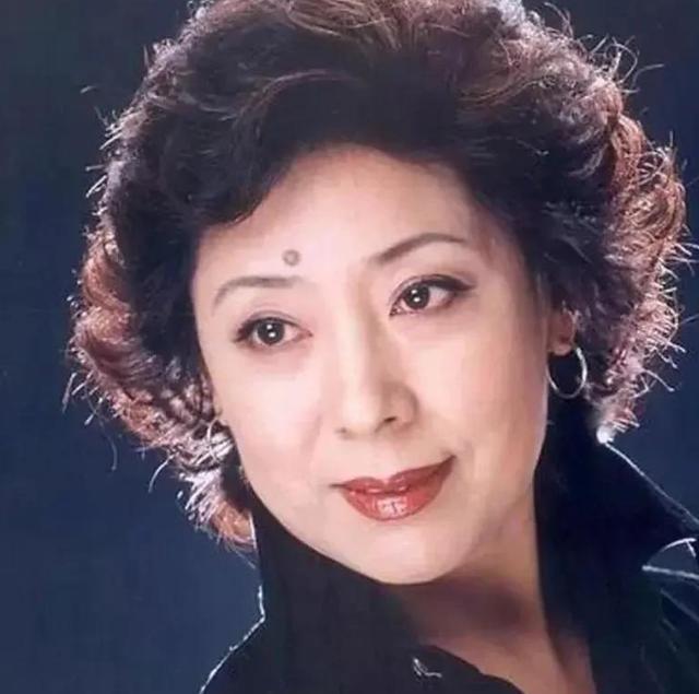 1990年，歌唱家关牧村因丈夫的长期家暴，毅然提出离婚，丈夫强硬地表示离婚可以，