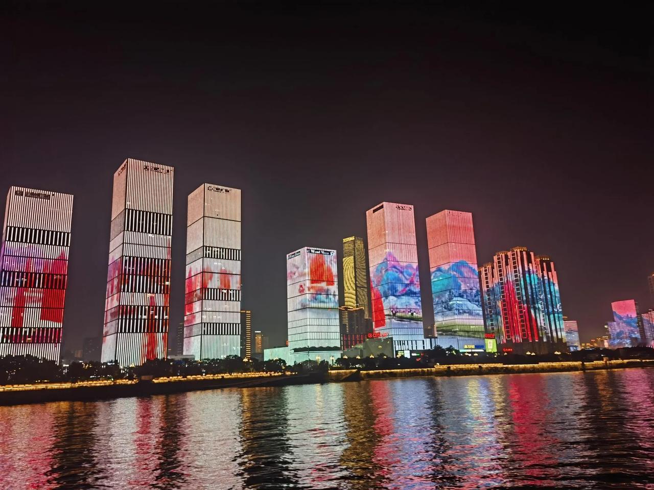 为什么湘江的夜景，比广州的好看呢？